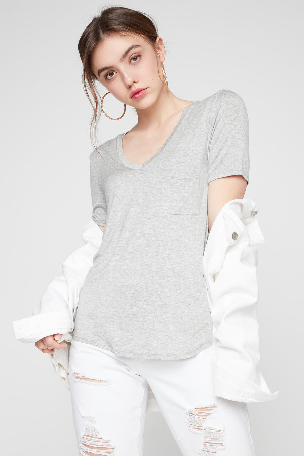 Women T-shirt de base avec poche et encolure en V Gris