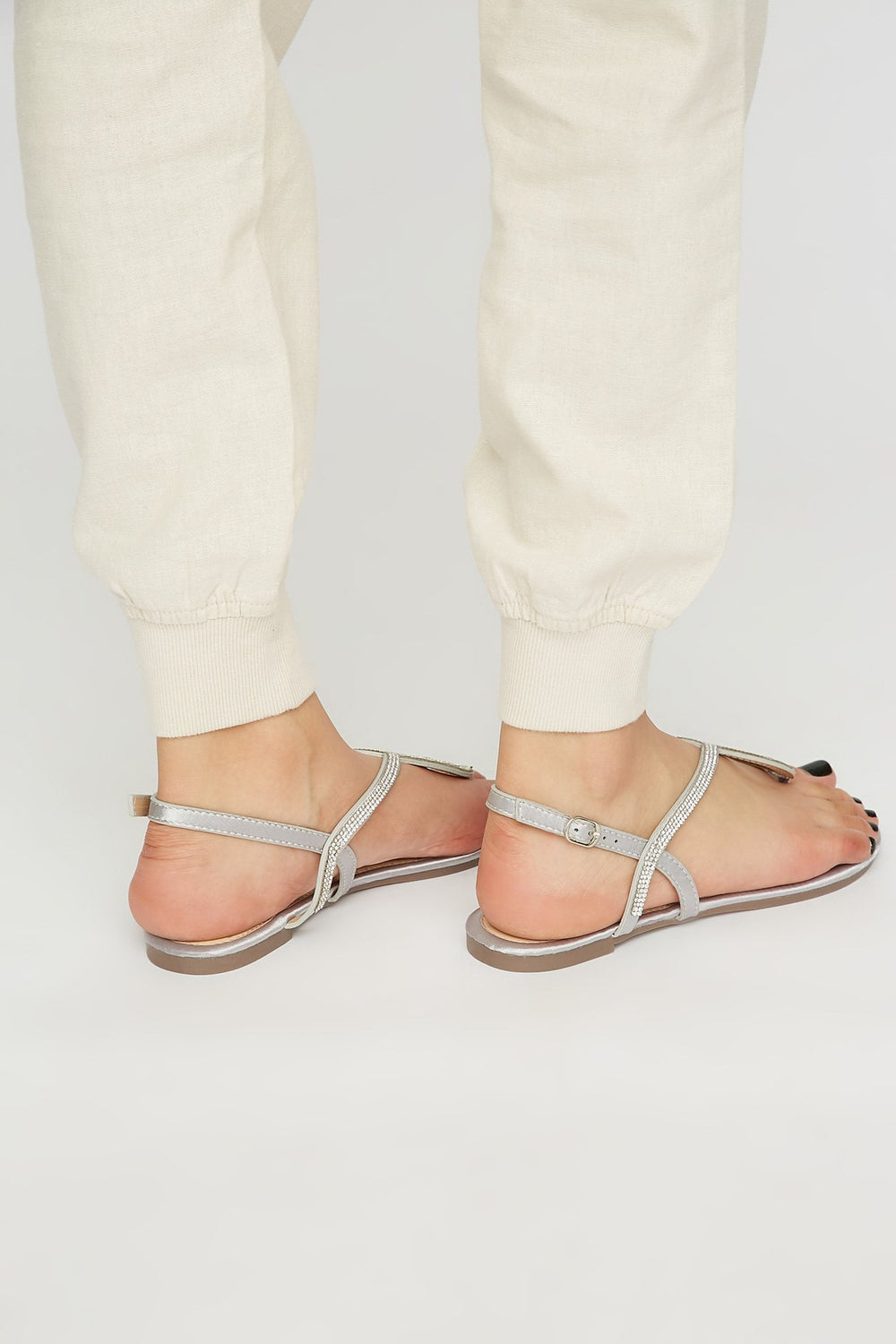 Women Sandales en T en satin avec pierres du Rhin Argent