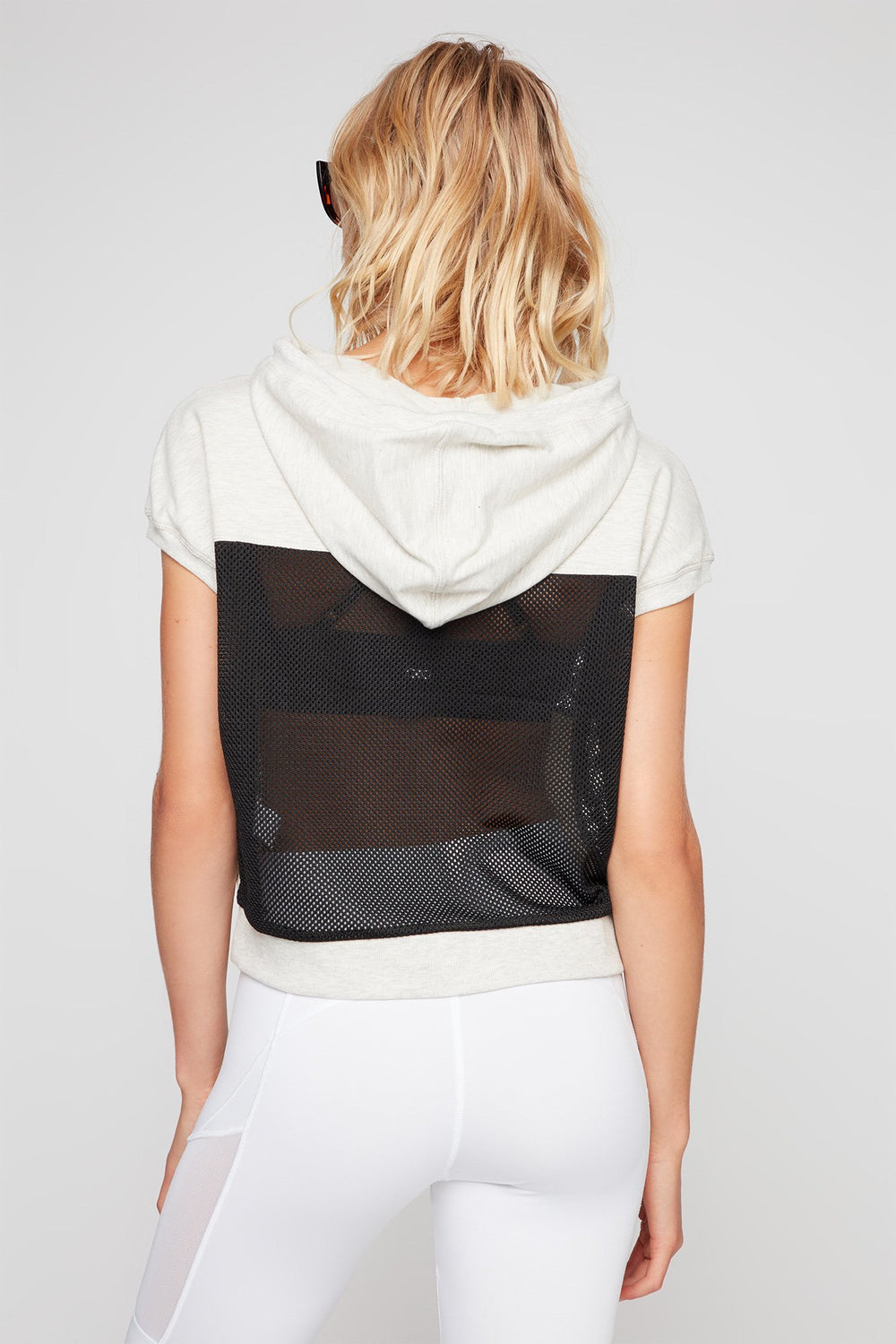 Women T-shirt à capuchon en filet avec blocs de couleurs et taille coulissante Avoine