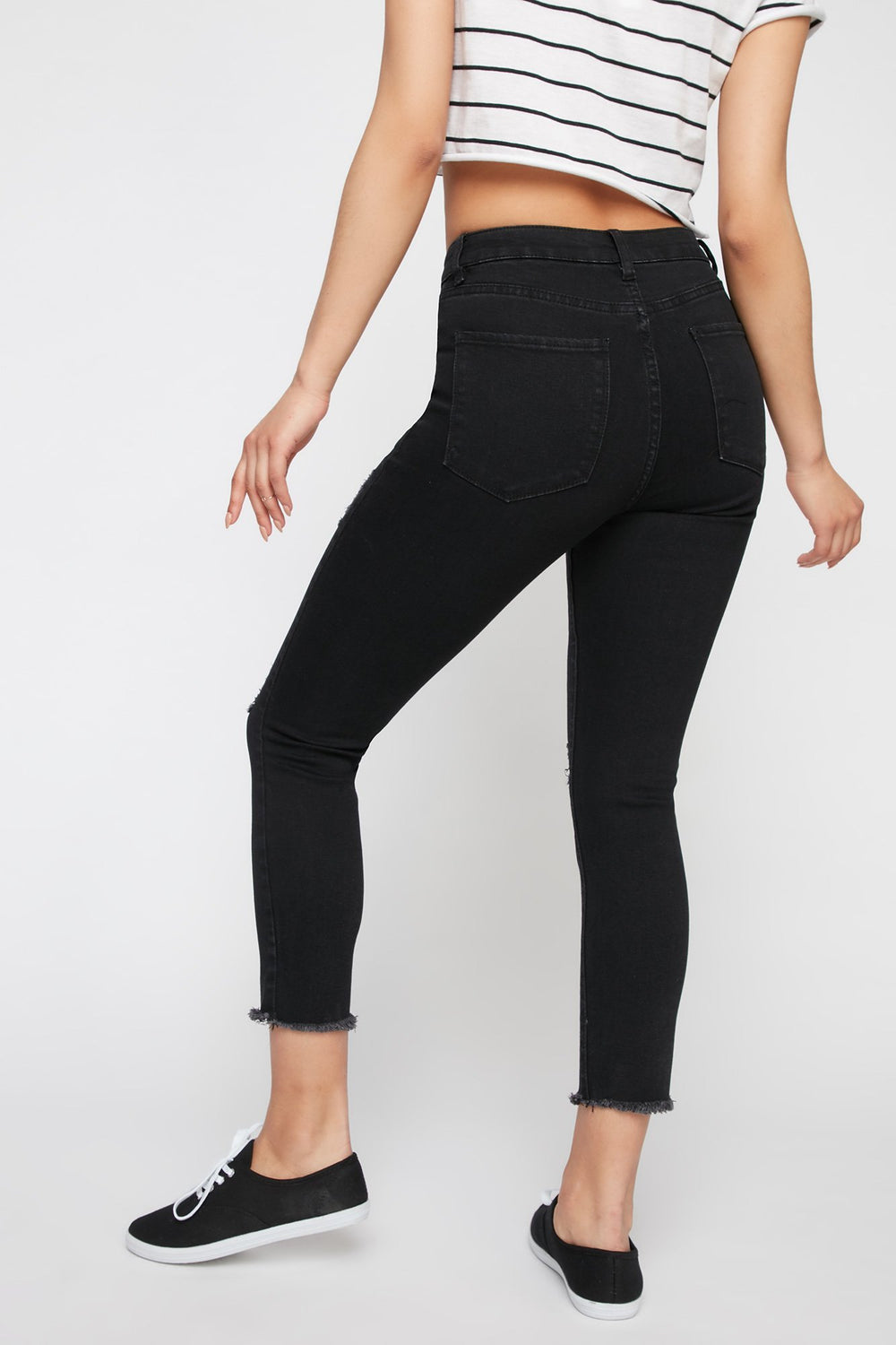 Women High-Rise Daisy Embroidered Distressed Frayed Hem Cropped Jean Black