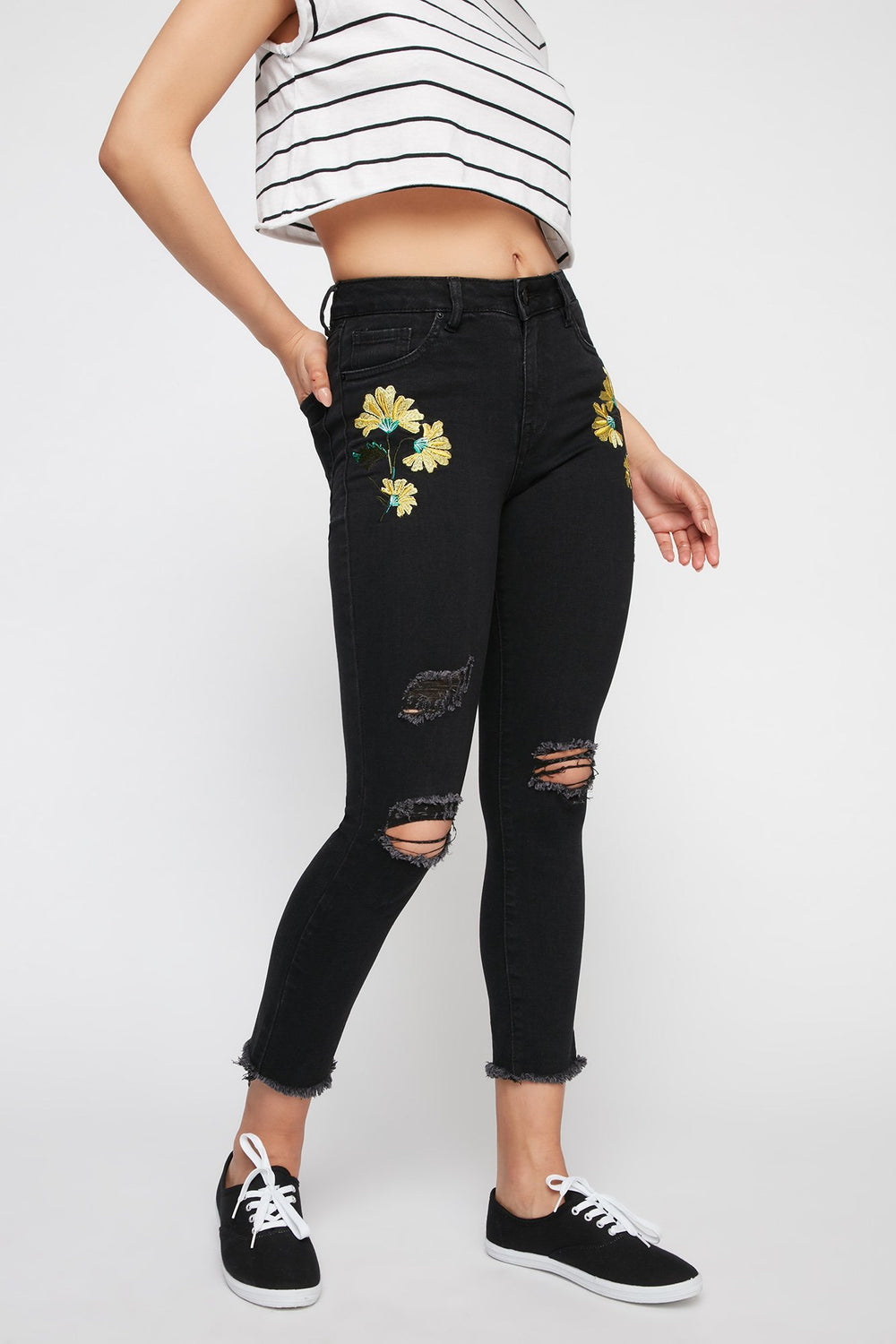 Women High-Rise Daisy Embroidered Distressed Frayed Hem Cropped Jean Black
