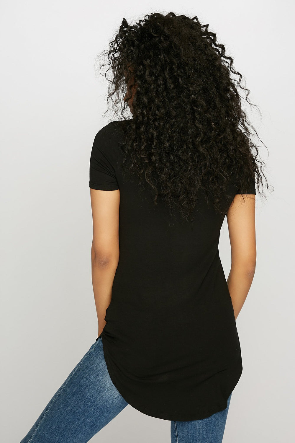 Women Scoop Neck Longline Dolphin Hem T-Shirt Black