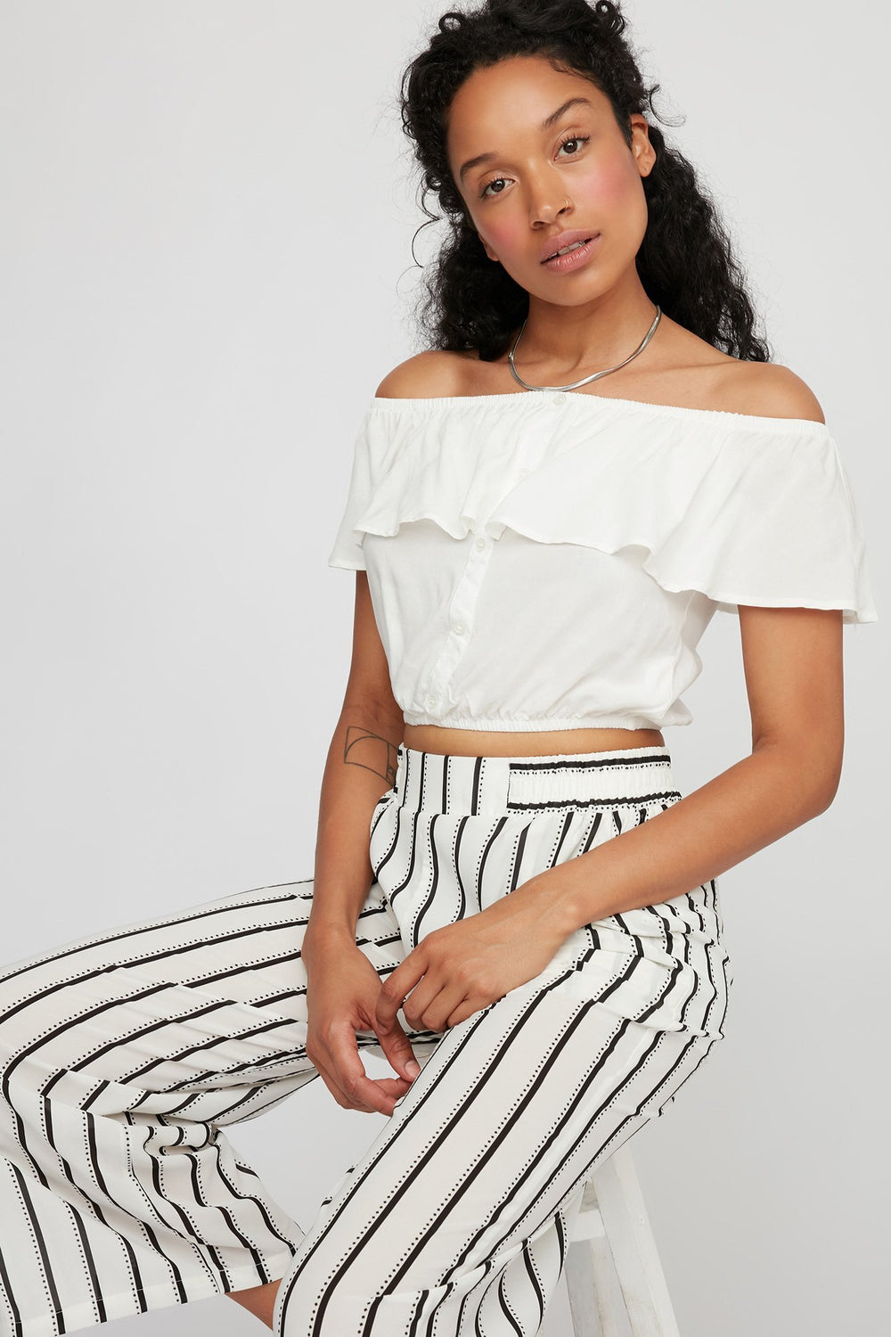 Women Blouse courte boutonnée volantée à épaules dénudées Blanc cassé