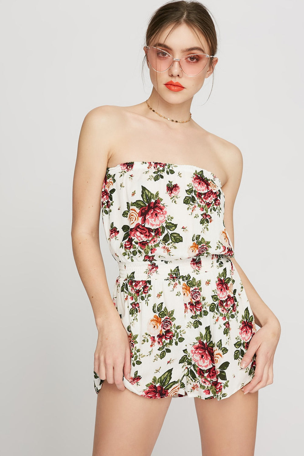 Women Combi-short fleuri sans bretelles avec taille smockée Blanc cassé
