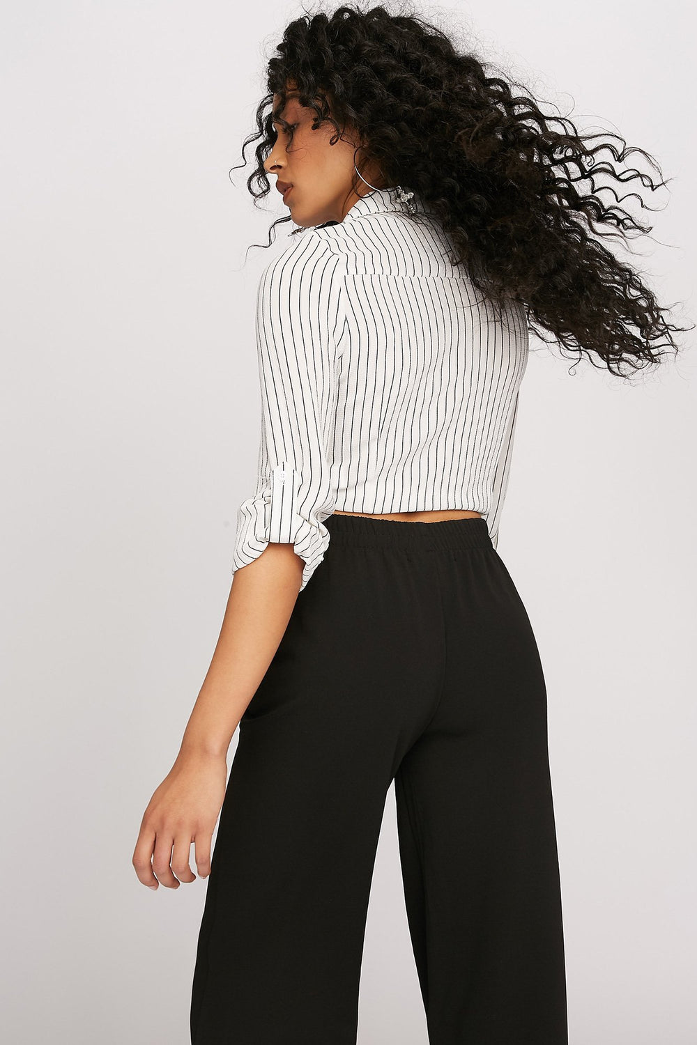 Women Blouse courte à surplis rayée avec attache Blanc
