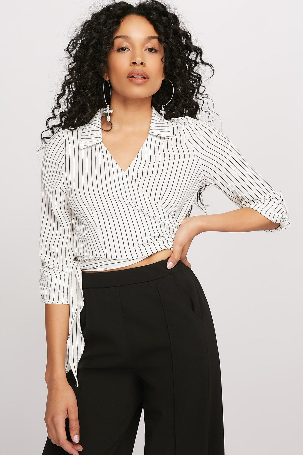 Women Blouse courte à surplis rayée avec attache Blanc