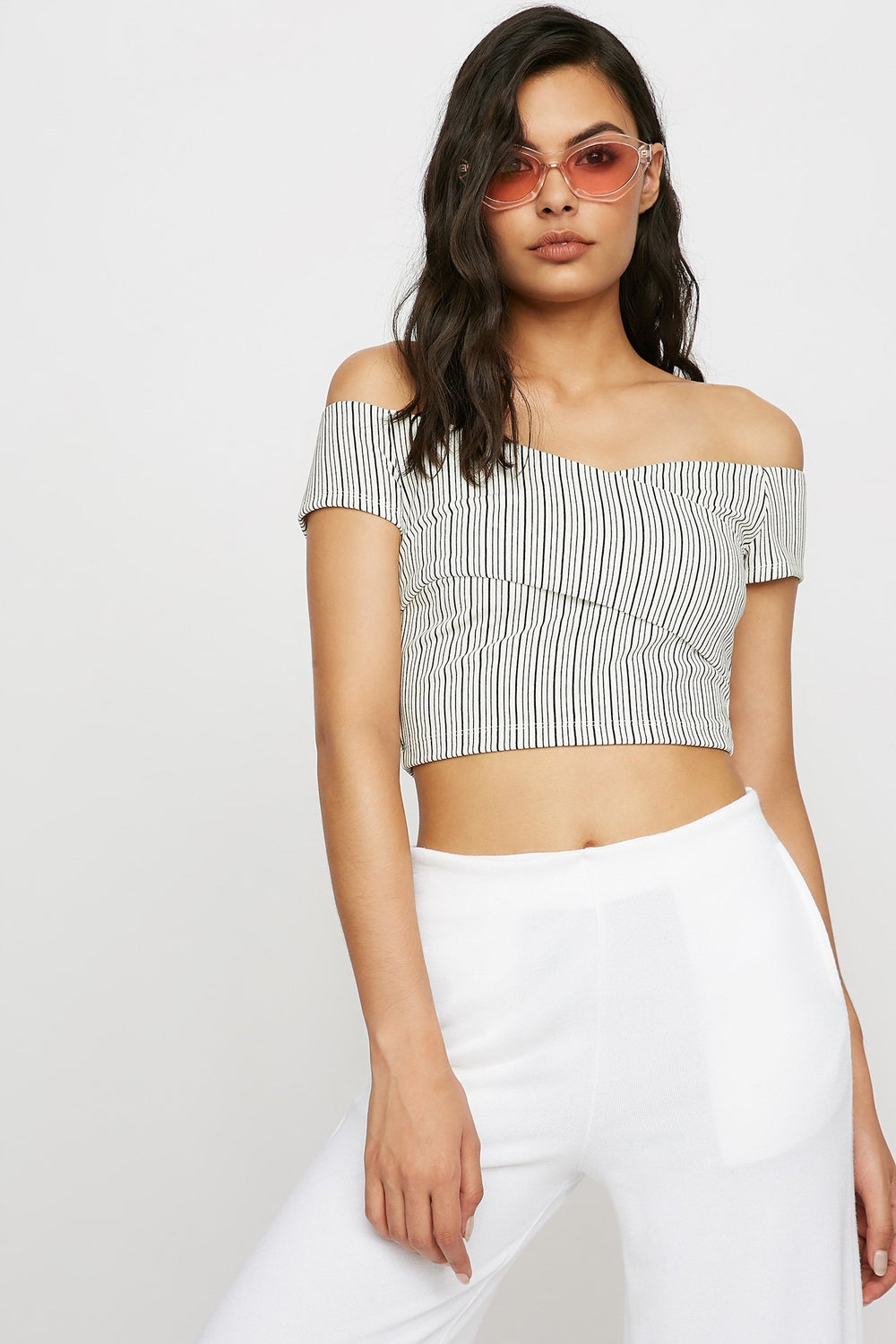 Women Blouse courte en crêpe fleurie à épaules dénudées Blanc