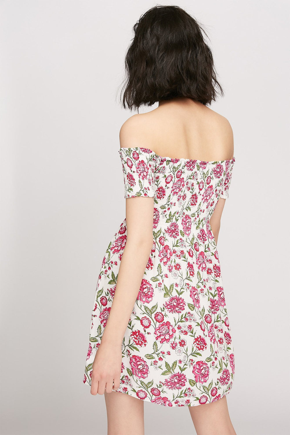 Women Minirobe smockée fleurie à épaules dénudées Blanc