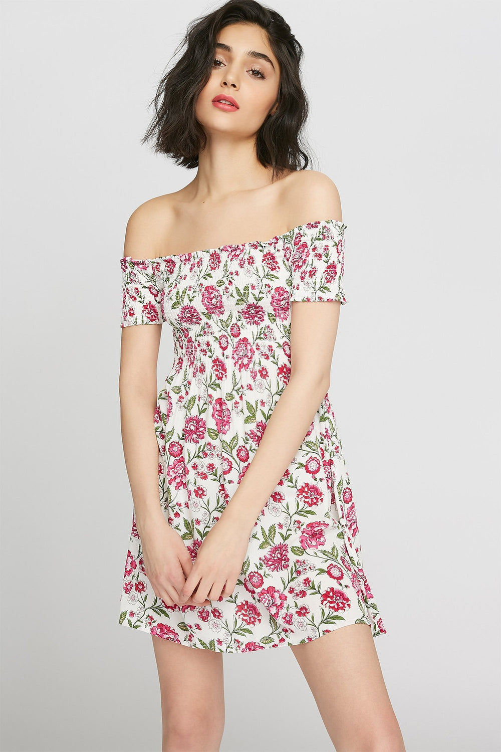 Women Minirobe smockée fleurie à épaules dénudées Blanc