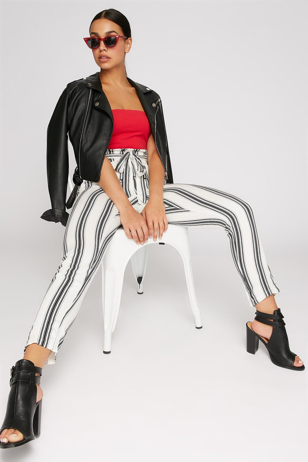 Women Pantalon rayé volanté à taille haute roulée avec attache Blanc