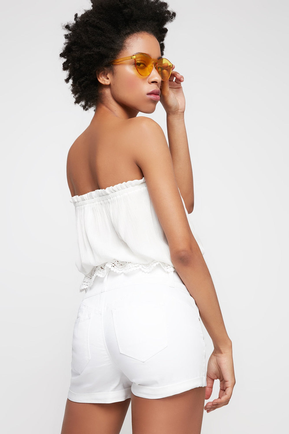 Women Short remonte-fesses en denim blanc à revers roulés et patte de boutonnage triple Blanc