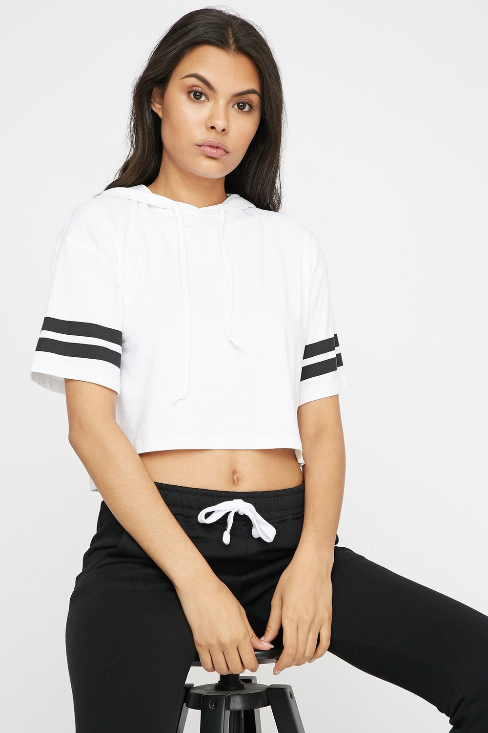 Women T-shirt court à capuchon rayé de style universitaire avec taille coulissante Blanc