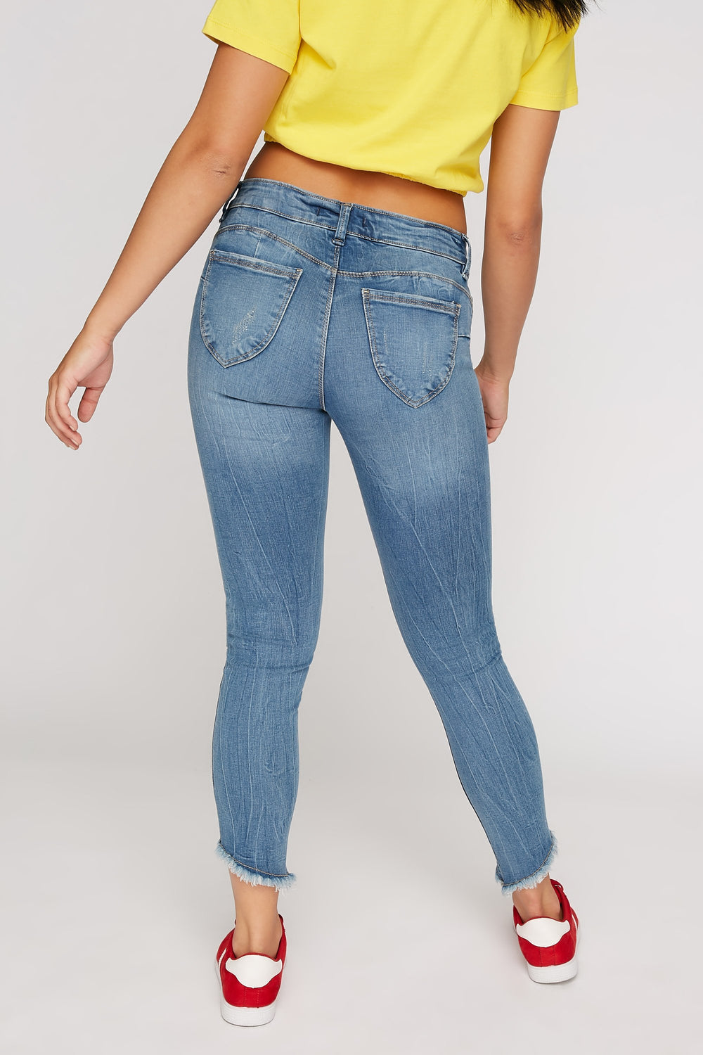 Women Jean court d'aspect usé à taille basse avec franges Bleu denim pâle