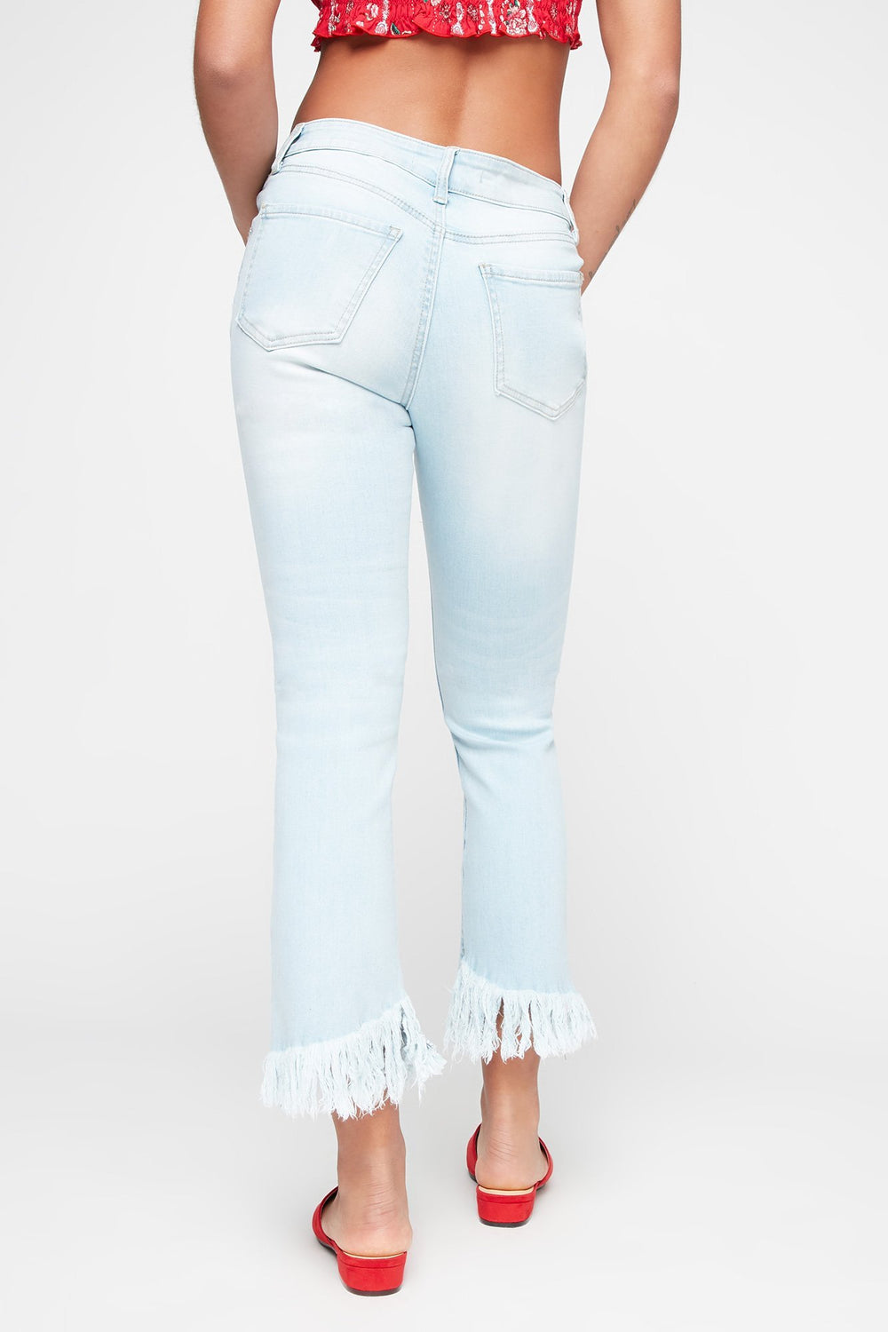 Women Jean court d'aspect usé délavé pâle avec franges Bleu denim pâle
