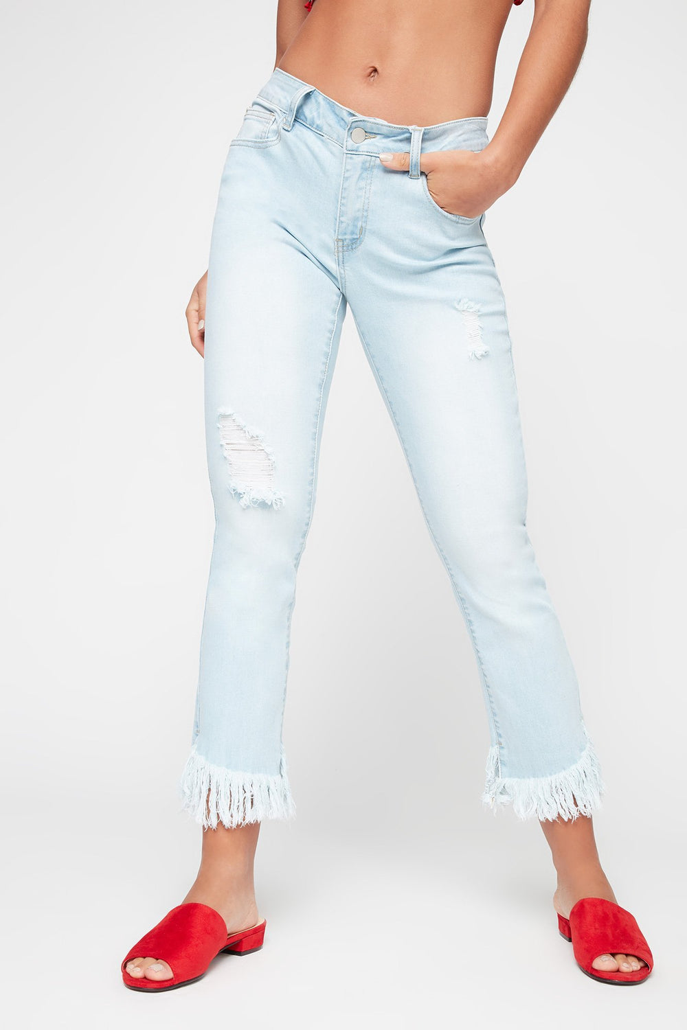 Women Jean court d'aspect usé délavé pâle avec franges Bleu denim pâle