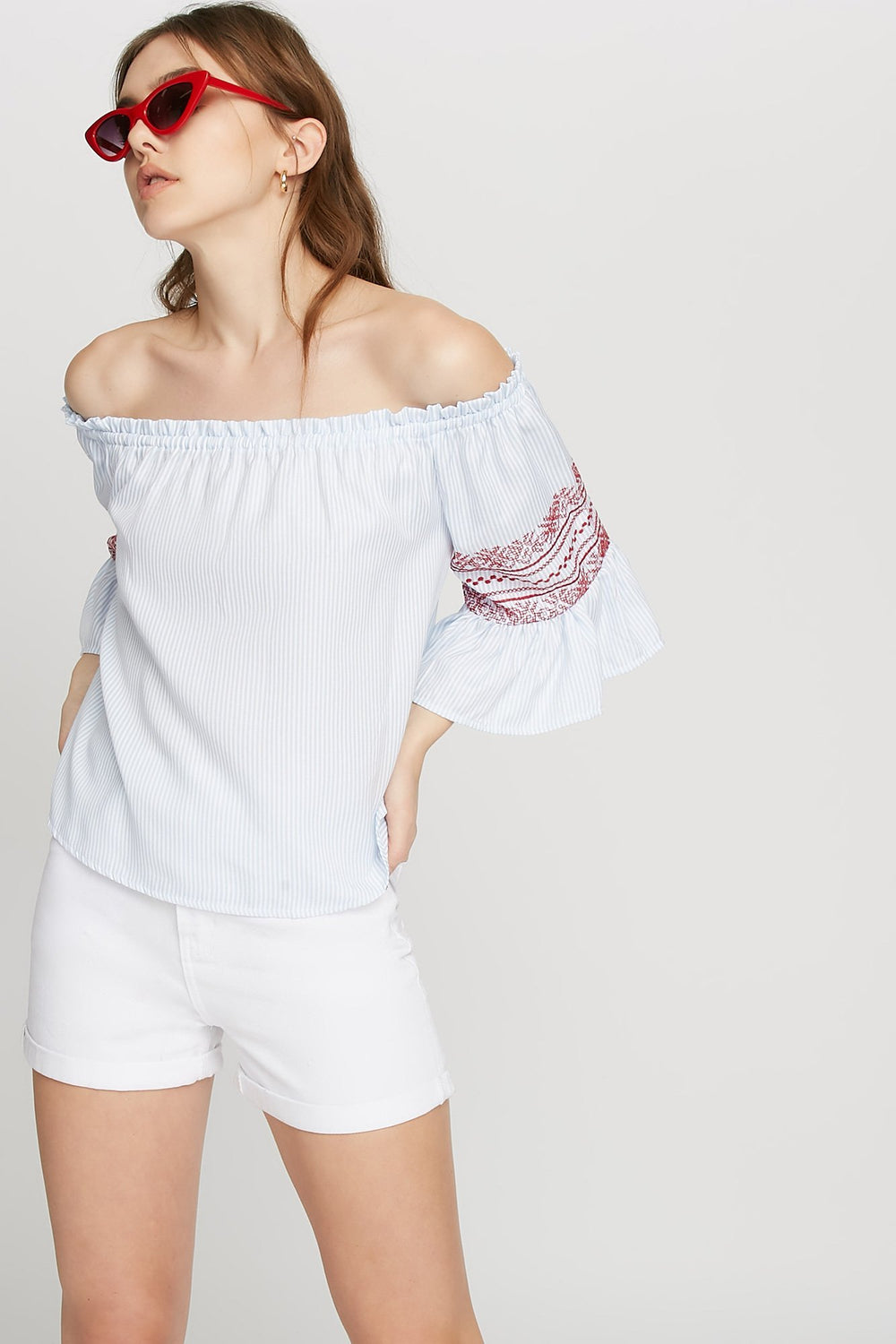 Women Blouse à manches évasées volantées avec rayures brodées et épaules dénudées Bleu denim pâle