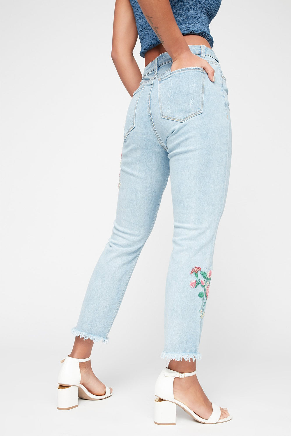 Women Jean étroit d'aspect usé à taille haute avec broderies florales et franges Bleu denim pâle