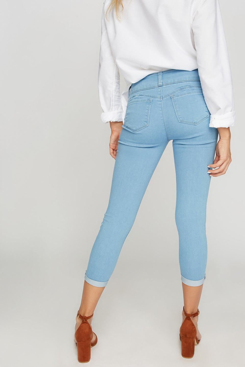 Women Jean remonte-fesses court avec patte de boutonnage triple et revers roulés Bleu denim pâle