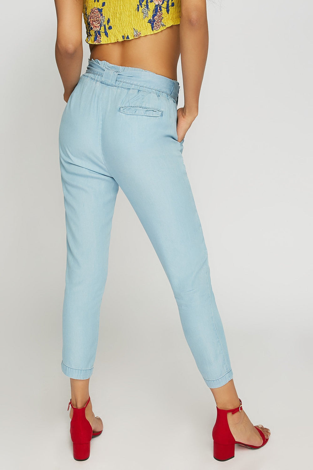 Women Pantalon volanté en chambray à taille haute roulée avec attache Bleu denim pâle
