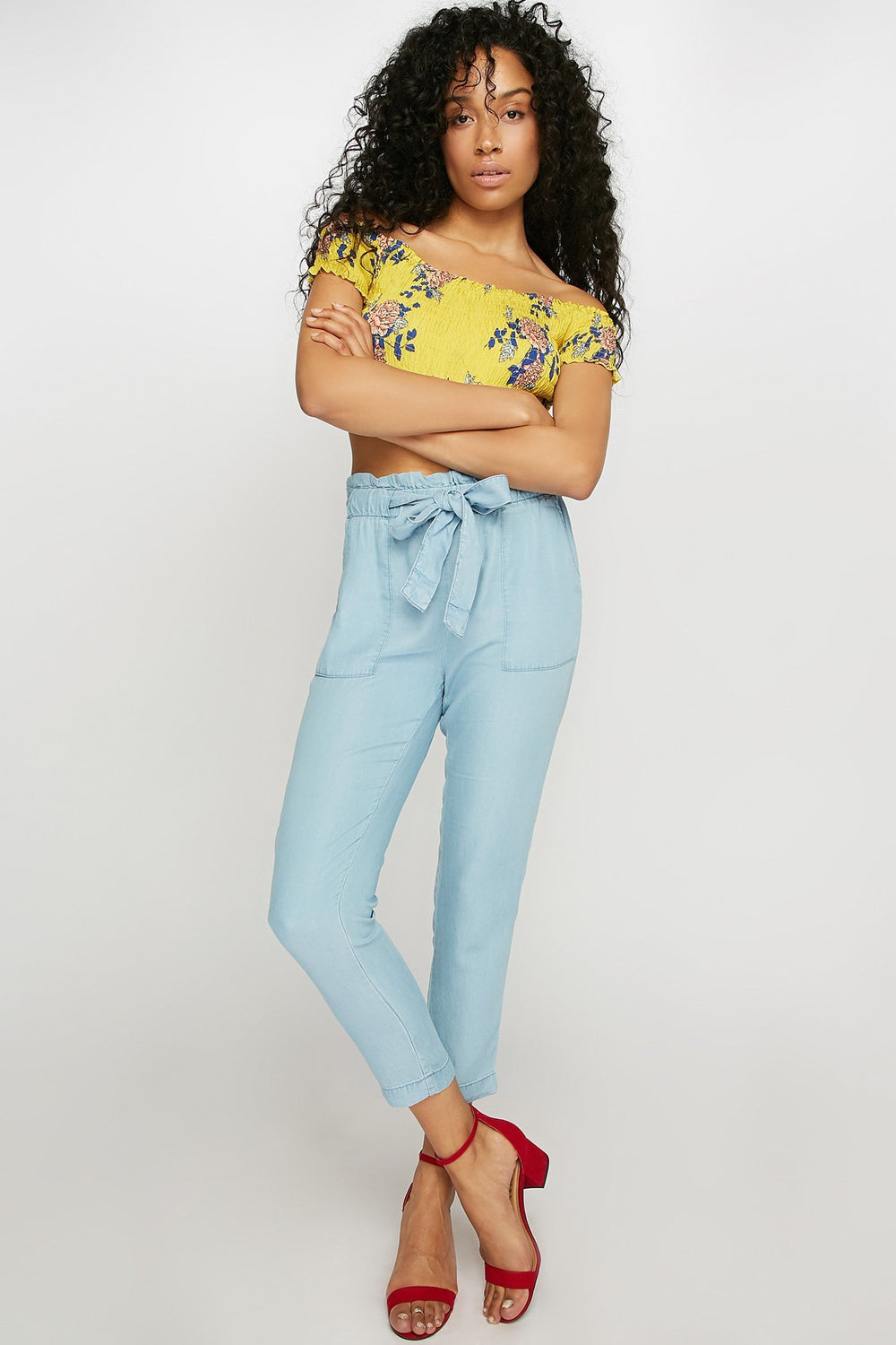 Women Pantalon volanté en chambray à taille haute roulée avec attache Bleu denim pâle