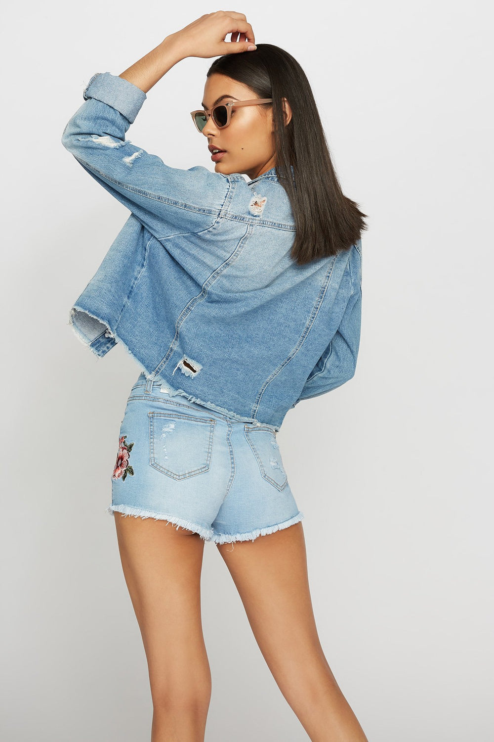 Women Short en denim d'aspect usé à broderies florales avec franges Bleu denim pâle