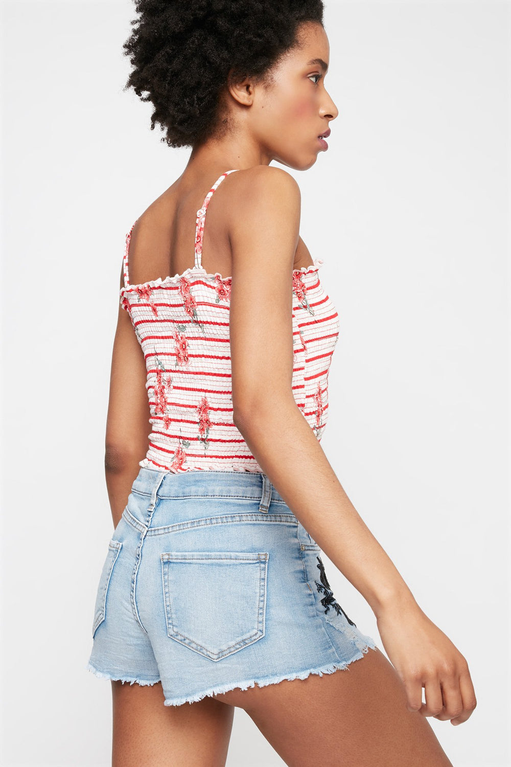 Women Short en denim d'aspect usé à broderies florales crochetées avec franges et taille haute Bleu denim pâle
