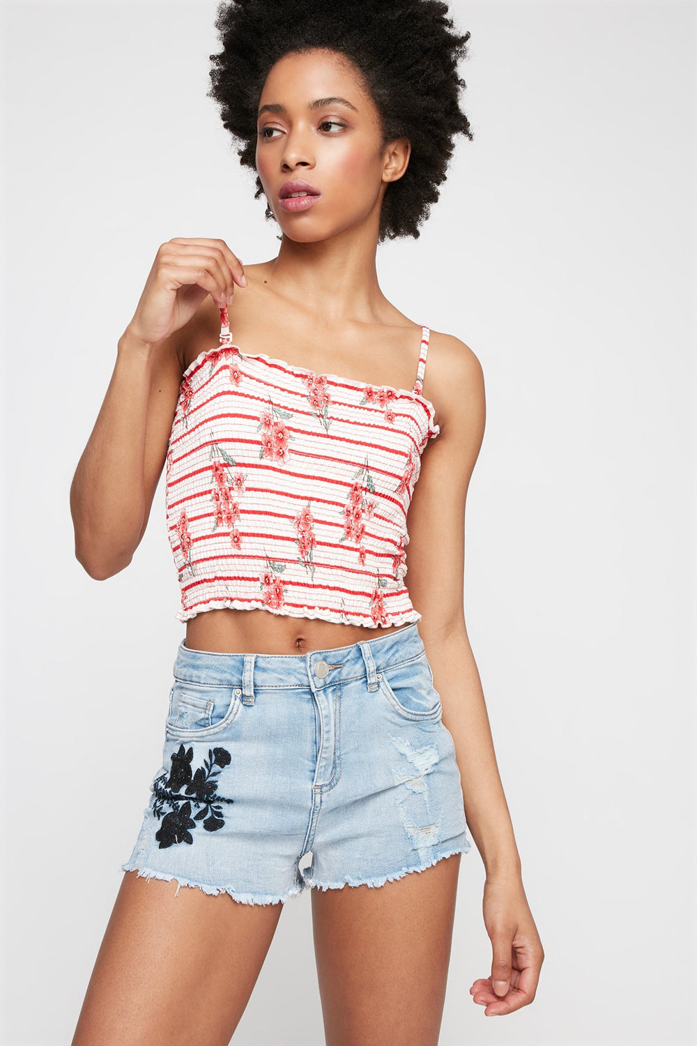 Women Short en denim d'aspect usé à broderies florales crochetées avec franges et taille haute Bleu denim pâle
