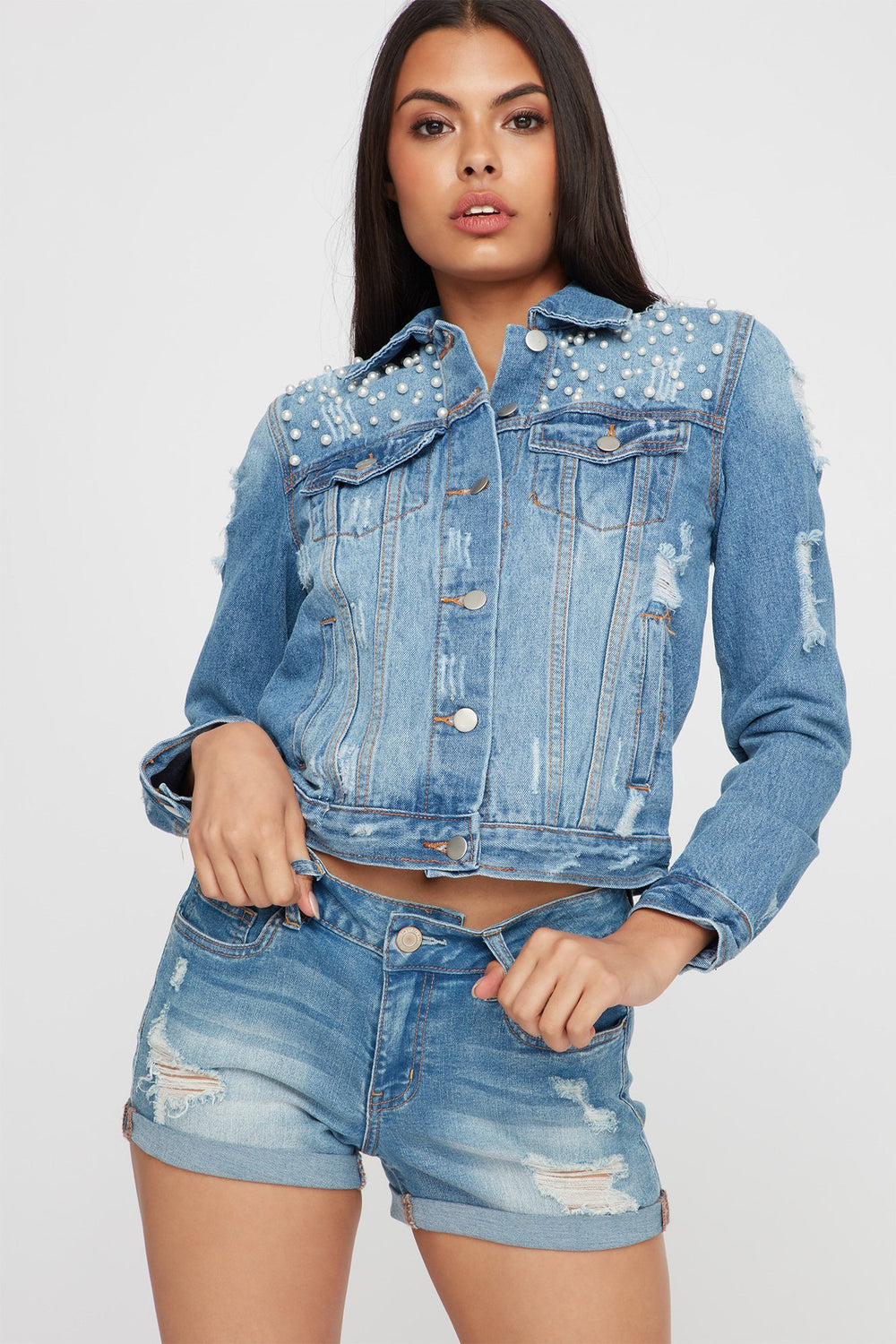 Women Blouson de style camionneur en denim d'aspect usé garni de perles Bleu denim