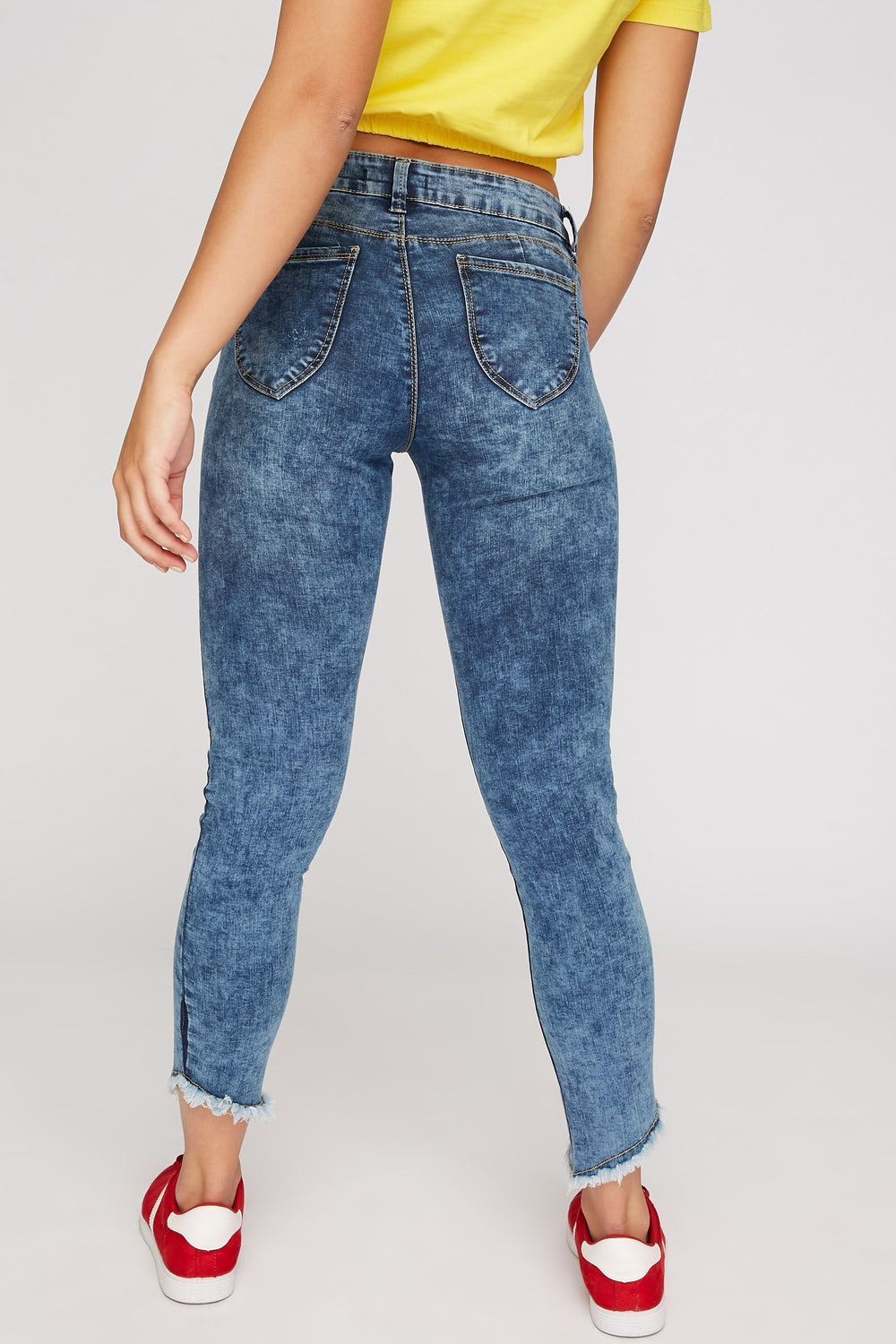 Women Jean court d'aspect usé à taille basse avec franges Bleu foncé