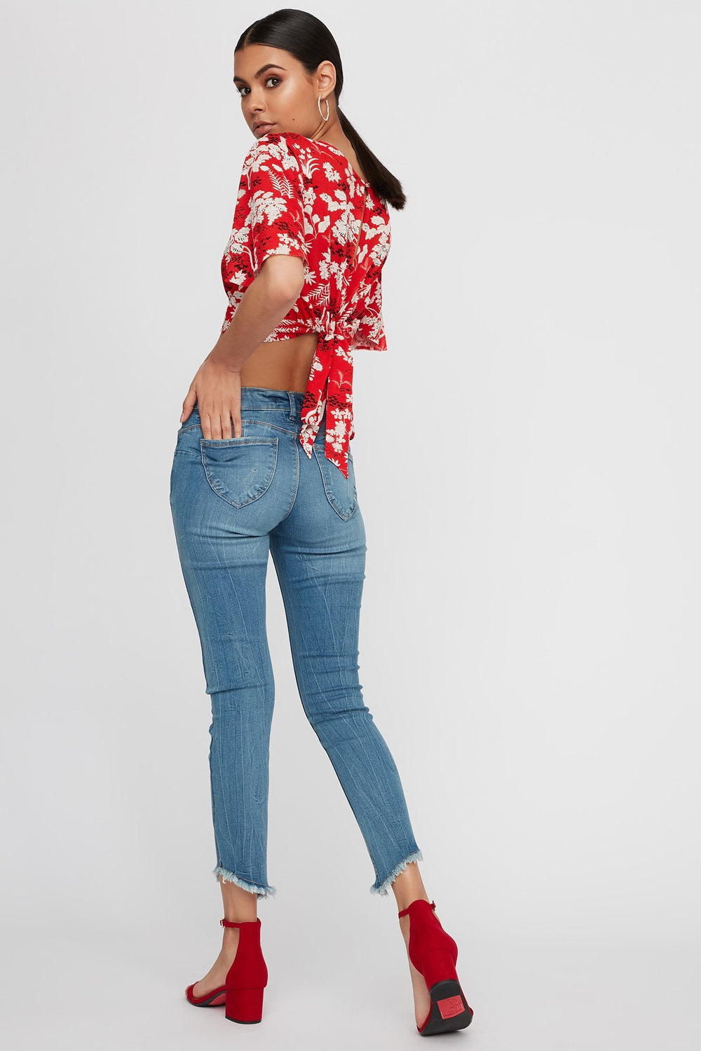 Women Jean court d'aspect usé à taille basse avec franges Bleu moyen