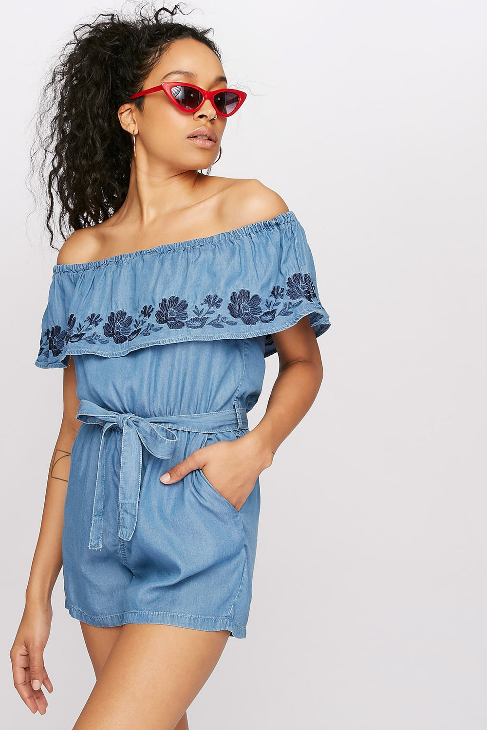 Women Combi-short en chambray à broderies florales à épaules dénudées avec attache Bleu moyen