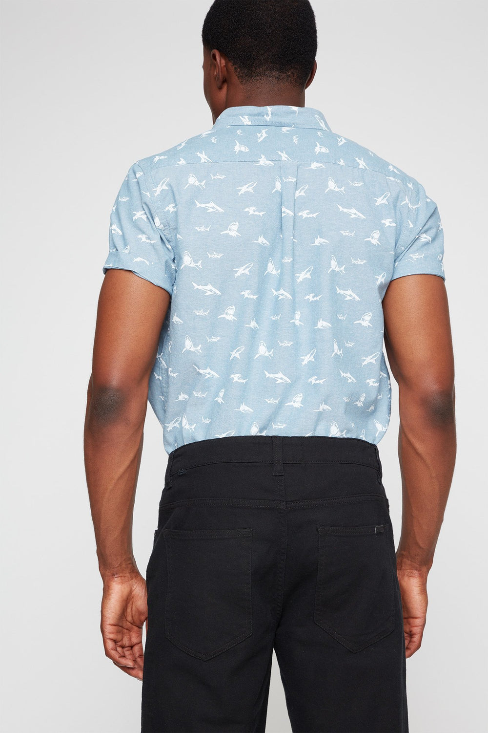 Men Chemise boutonnée à motif de requin avec manches courtes Bleu pâle