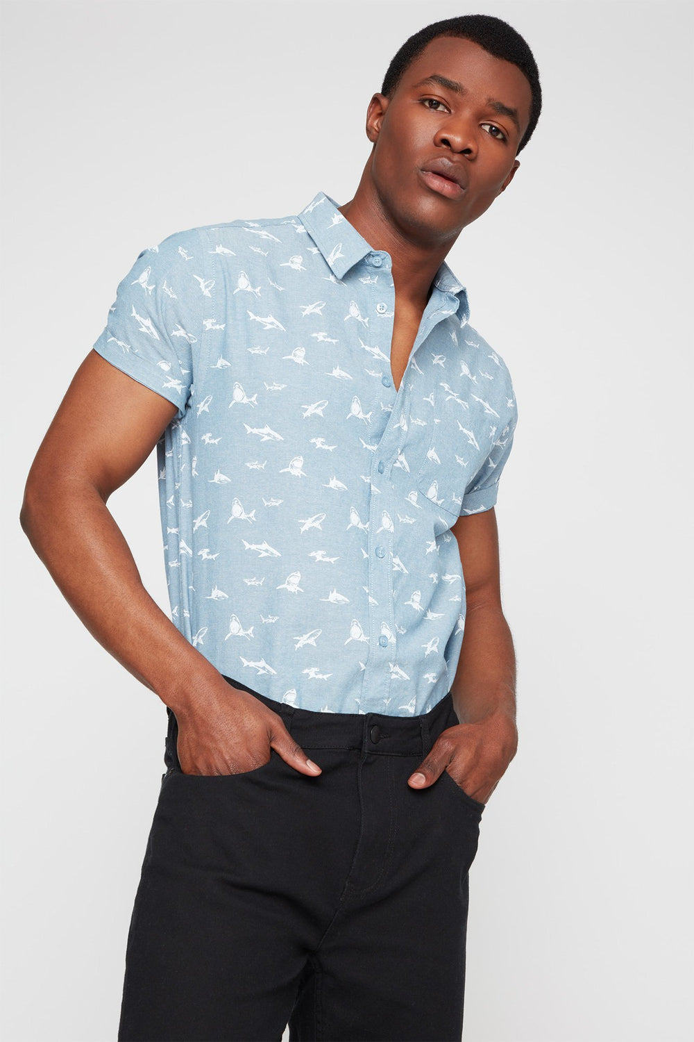 Men Chemise boutonnée à motif de requin avec manches courtes Bleu pâle