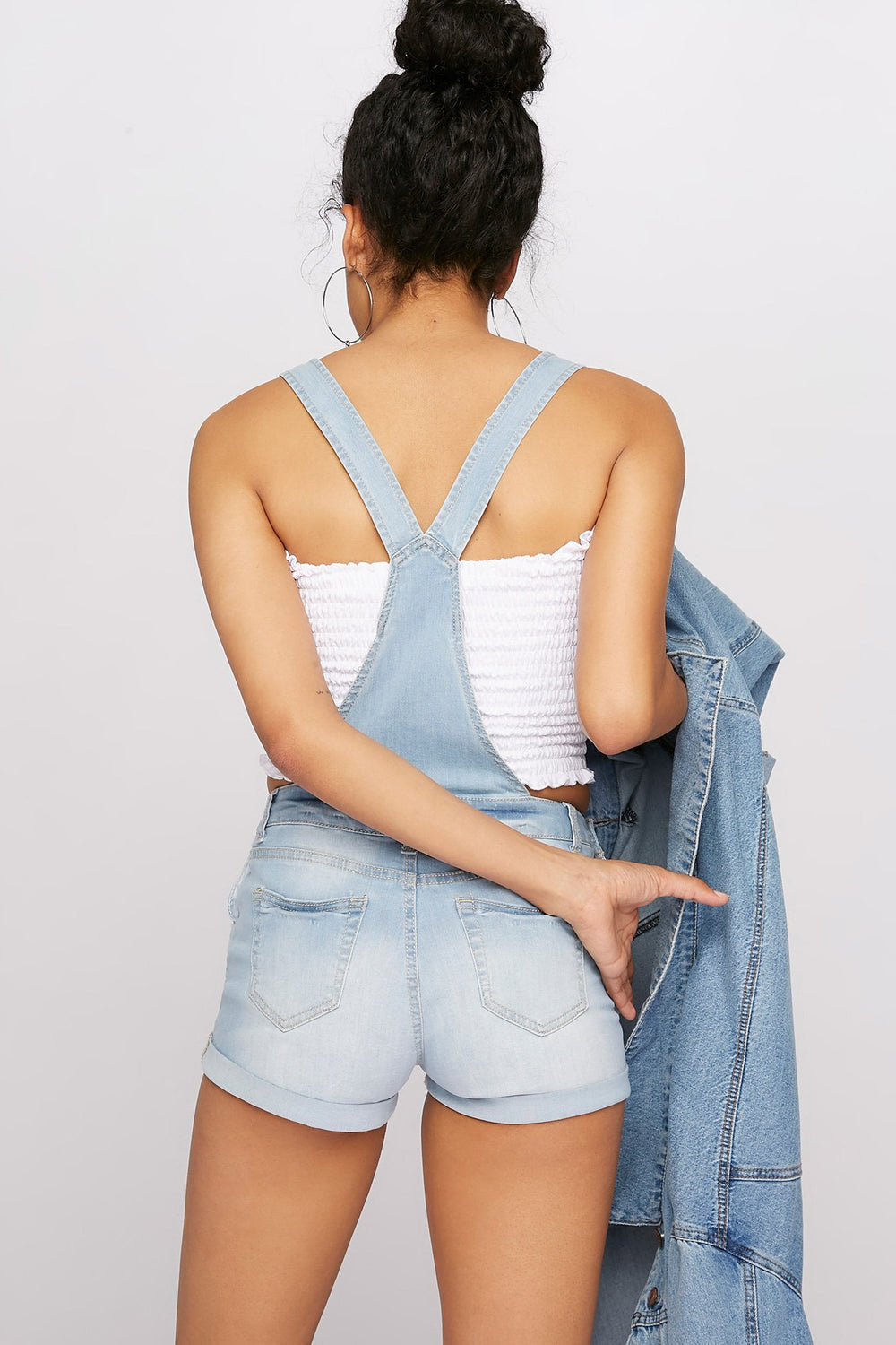 Women Salopette-short en denim d'aspect usé avec revers roulés Bleu pâle