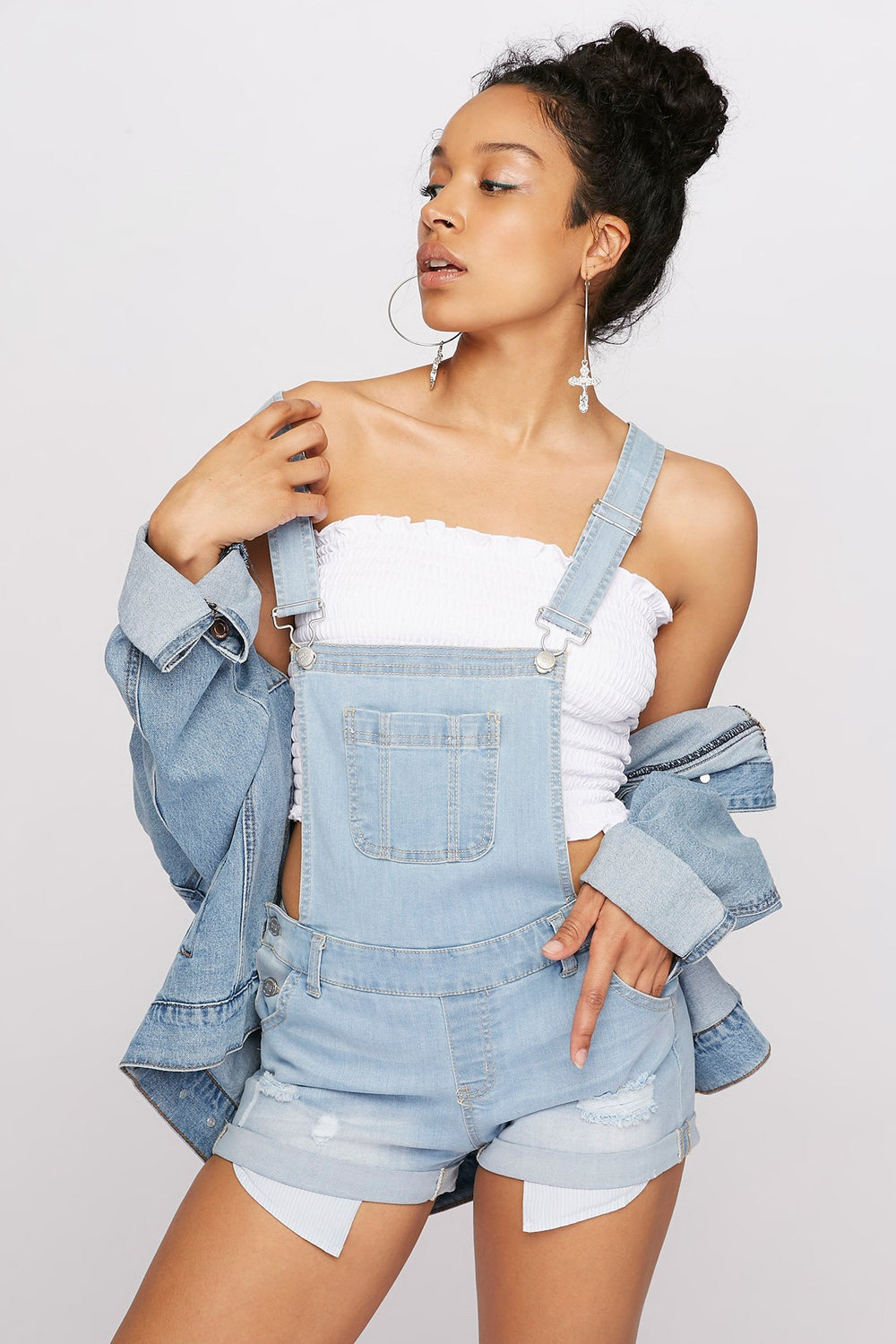 Women Salopette-short en denim d'aspect usé avec revers roulés Bleu pâle