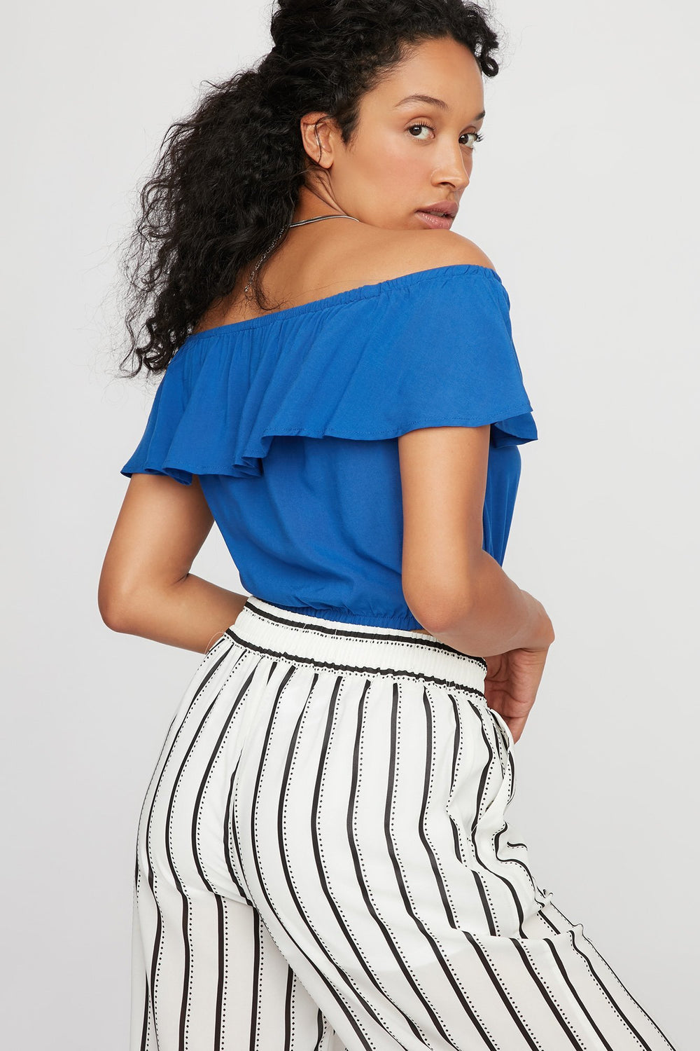 Women Blouse courte boutonnée volantée à épaules dénudées Bleu roi