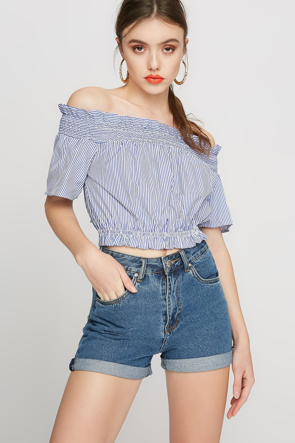 Women Blouse courte smockée volantée rayée à épaules dénudées Bleu