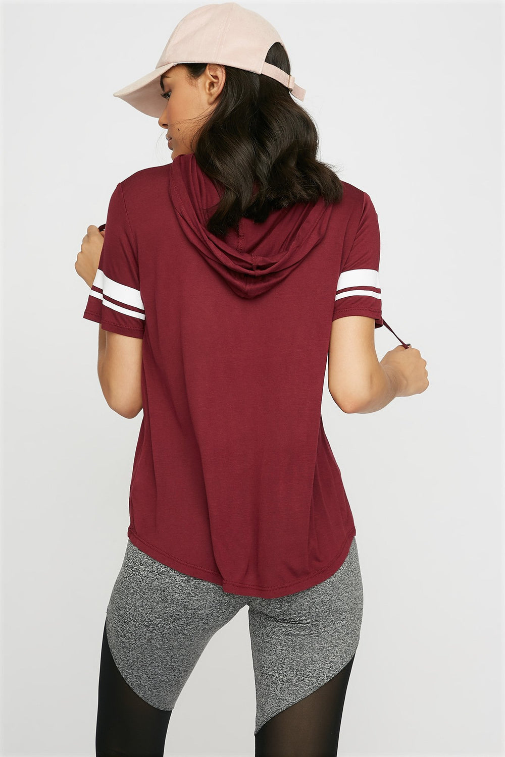 Women T-shirt à capuchon rayé de style universitaire avec ourlet arrondi et taille coulissante Bourgogne