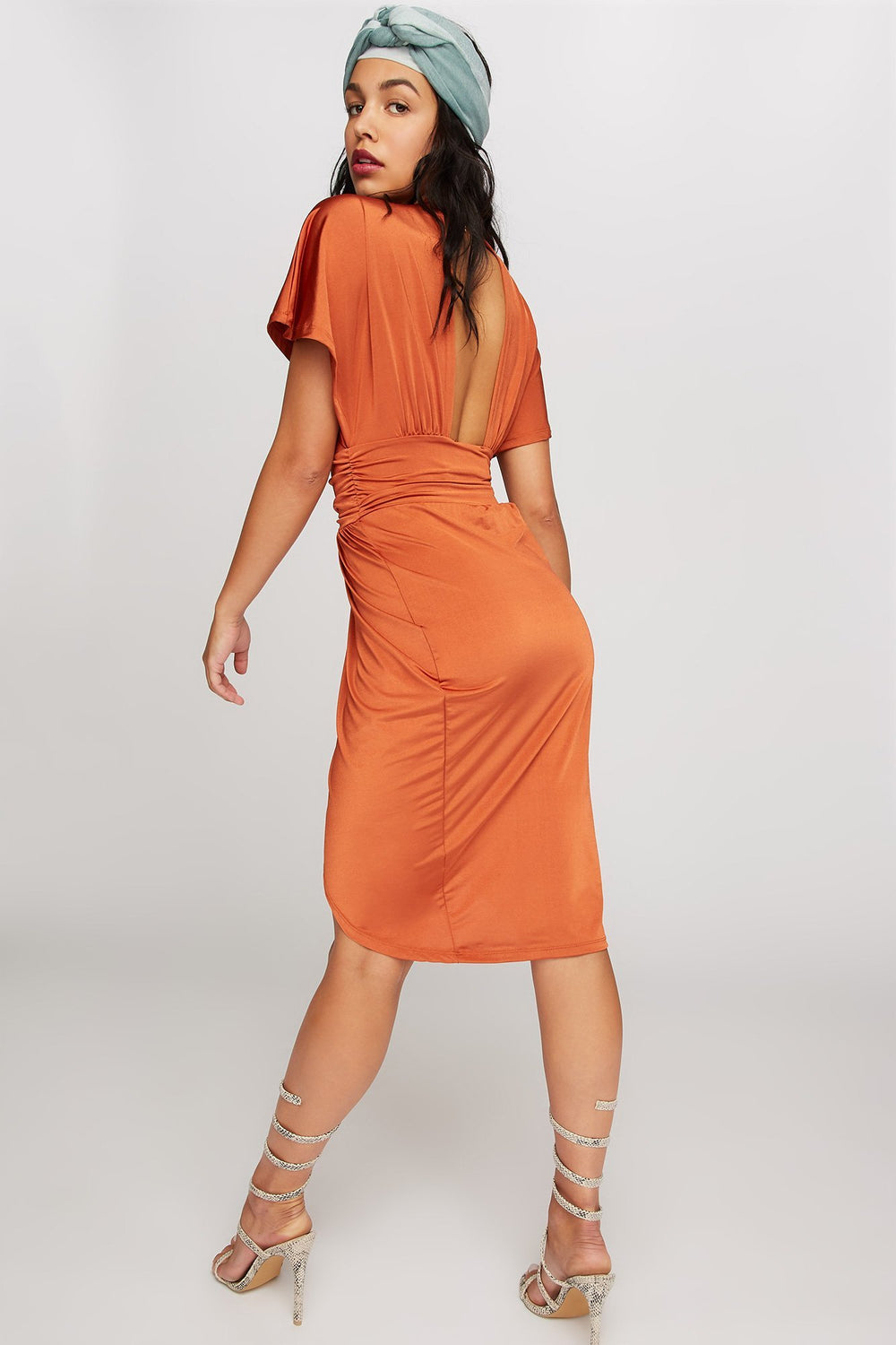 Women Robe cache-cur ruchée à décolleté plongeant Brun pâle