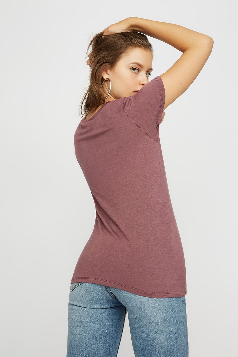 Women T-shirt à encolure en V avec collier ras-du cou Brun
