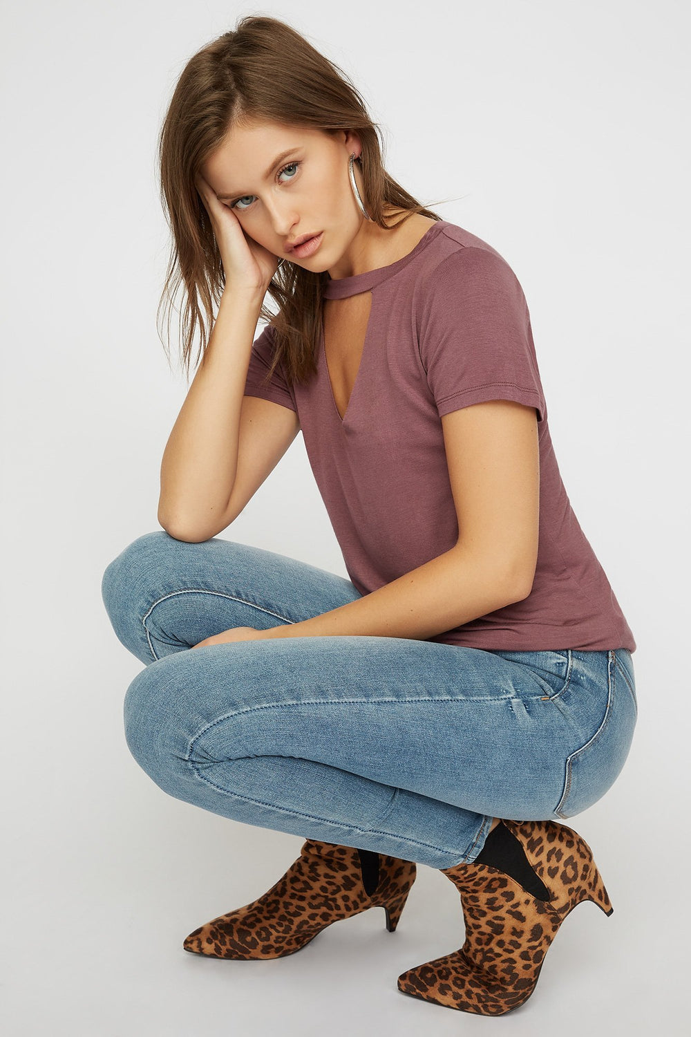 Women T-shirt à encolure en V avec collier ras-du cou Brun