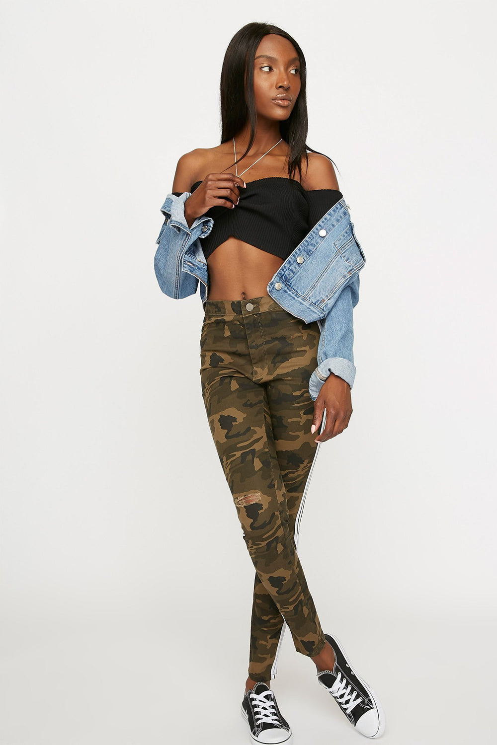 Women Jean étroit d'aspect usé avec rayures latérales contrastantes et motif camouflage Camouflé