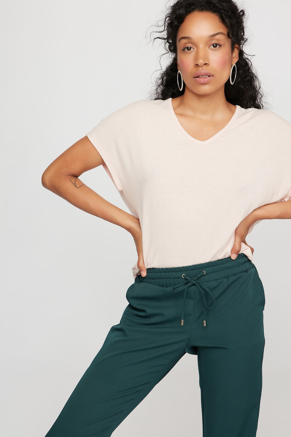 Women T-shirt de base à manches chauve-souris et encolure en V Dragée