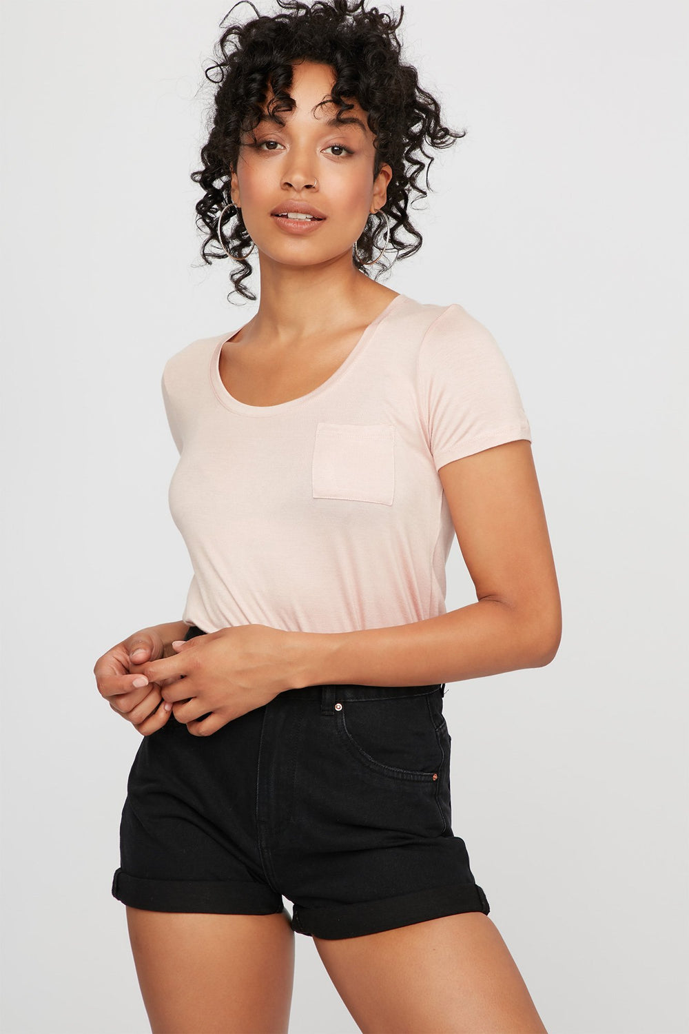 Women T-shirt léger coloré avec poche et encolure arrondie Dragée