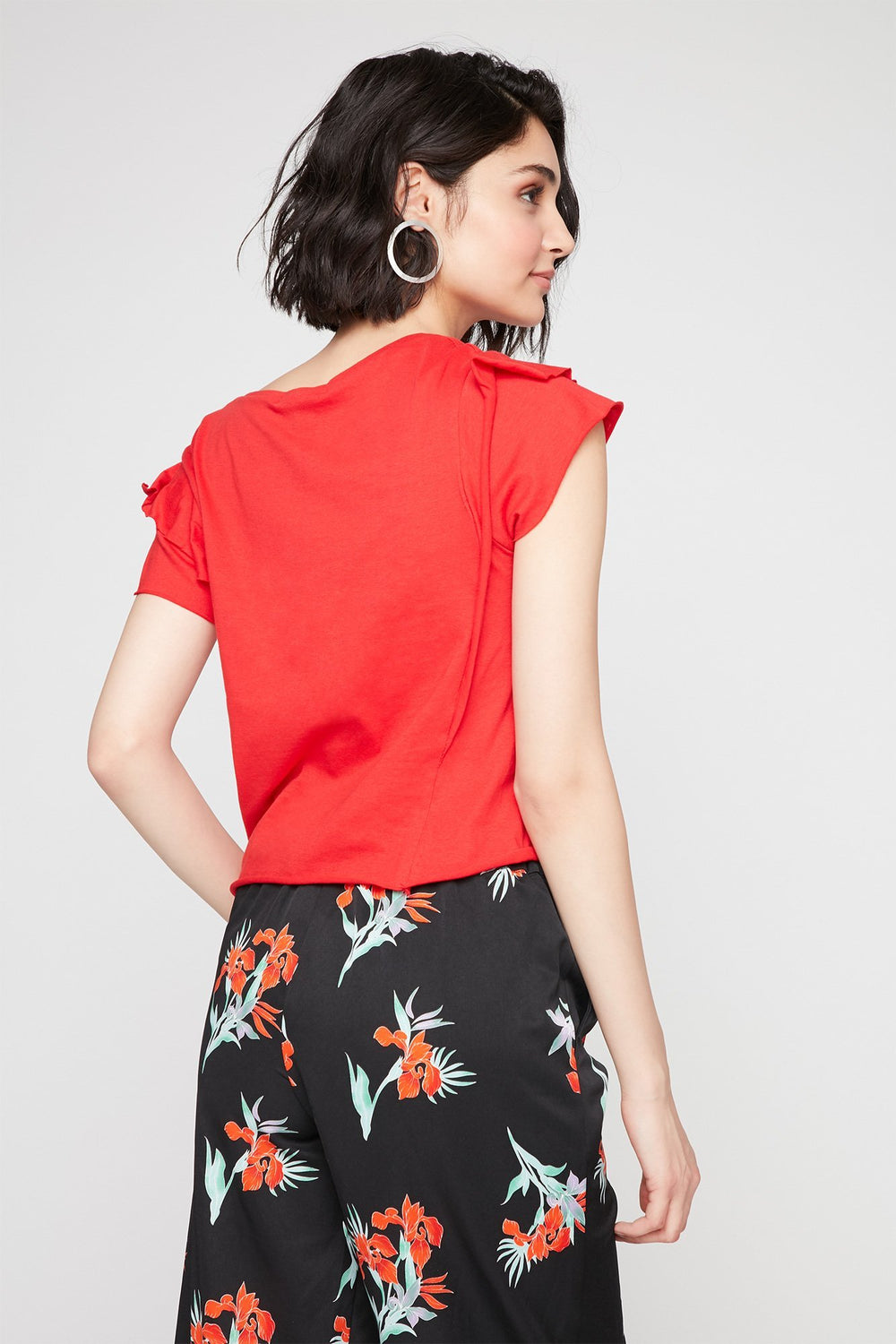 Women T-shirt à manches volantées avec encolure dégagée Écarlate