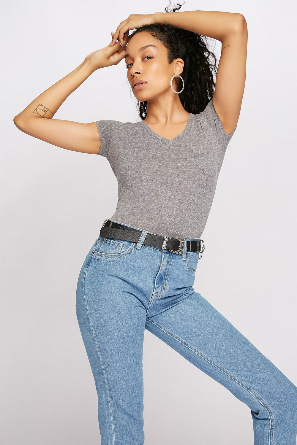 Women T-shirt de base teint par espacements à encolure en V Gris Noir