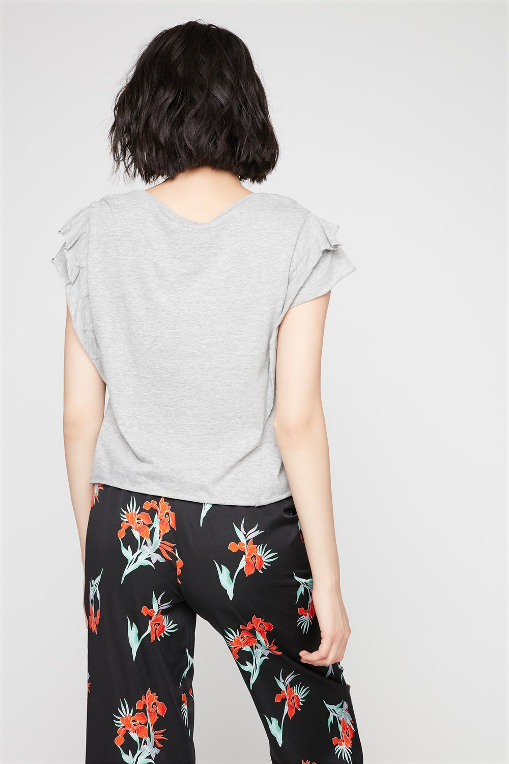 Women T-shirt à manches volantées avec encolure dégagée Gris