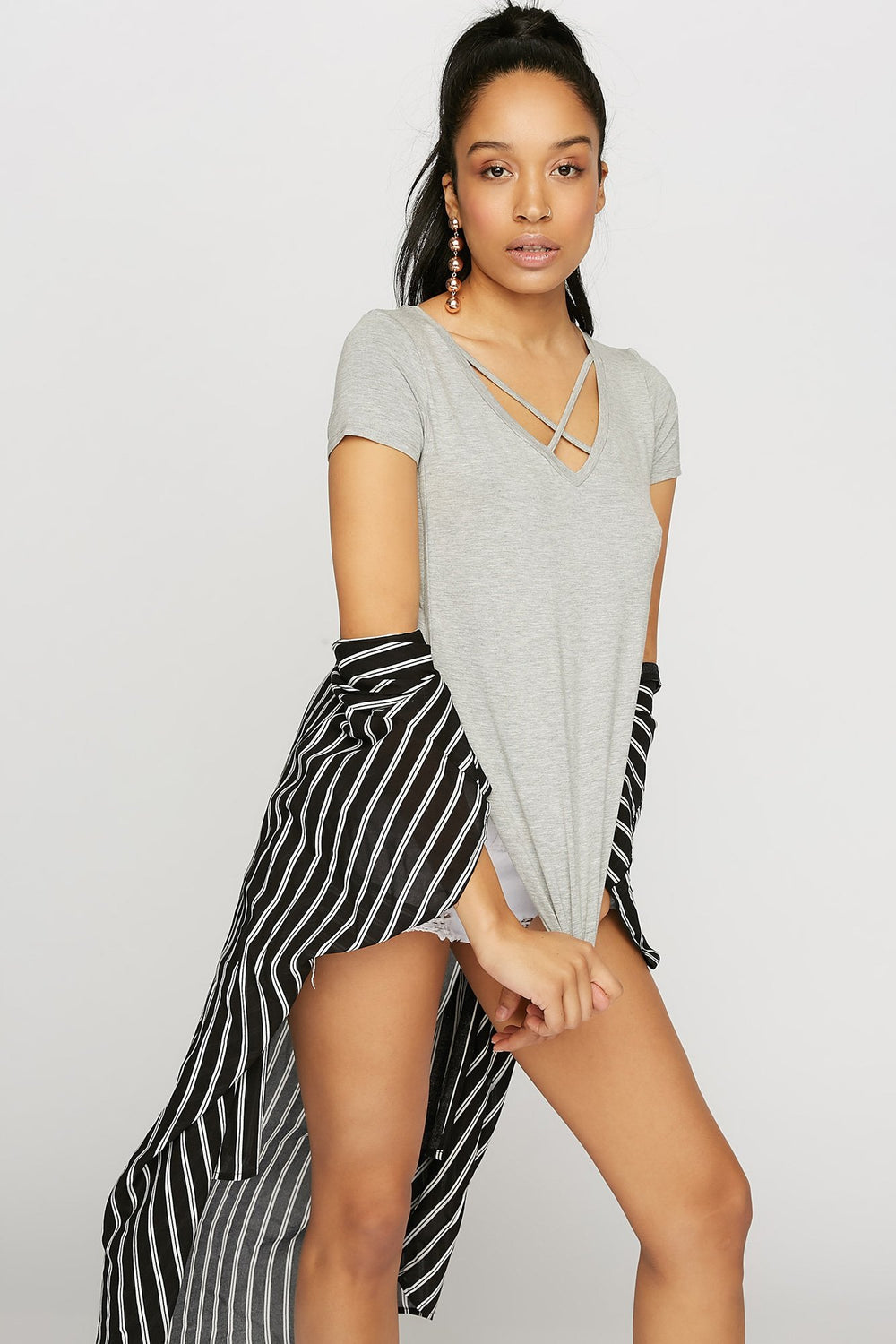 Women T-shirt avec fentes latérales et motif de cage à ourlet arrondi Gris