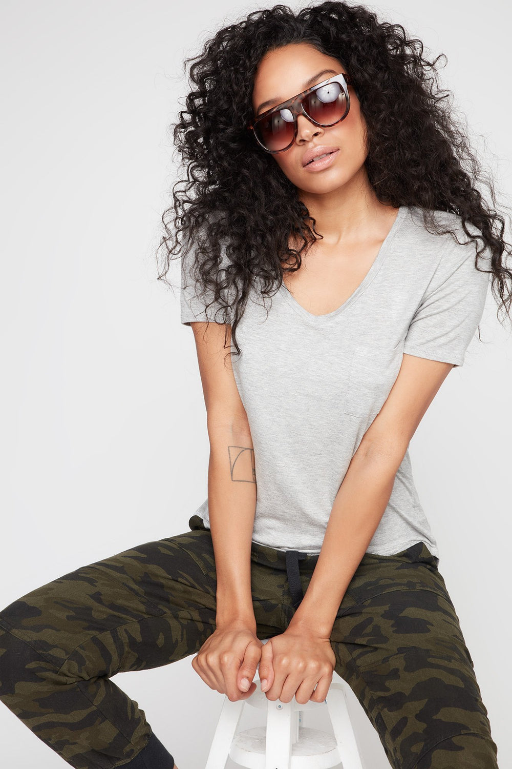Women T-shirt léger à poche avec encolure en V Gris