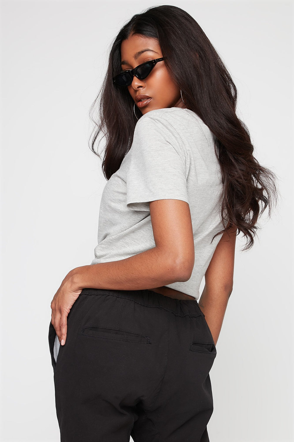 Women T-shirt noué devant à encolure dégagée avec attache Gris